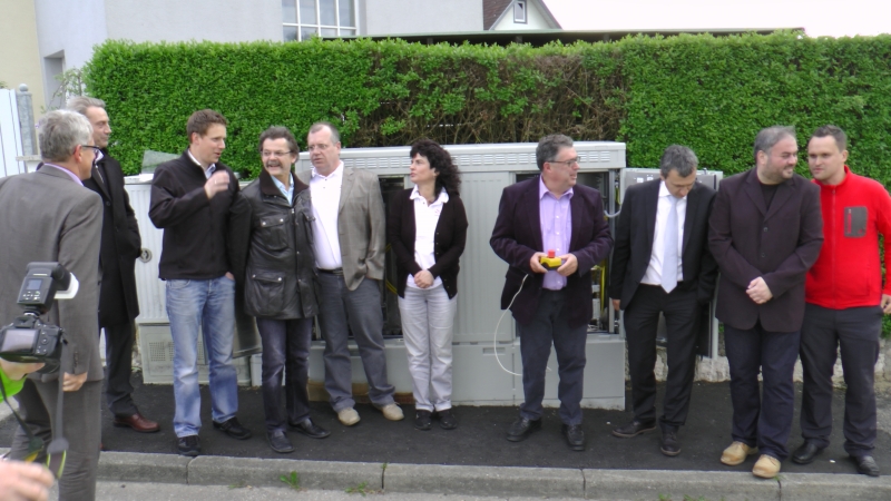 Symbolische Freischaltung am DSLAM in Bogenweiler mit F. Frauenhoffer, OV J. Halder und anderen (Foto: M. Kberle)