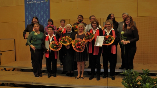 Die Geehrten, Dirigenten und Mitwirkende (Foto: Michael Kberle)