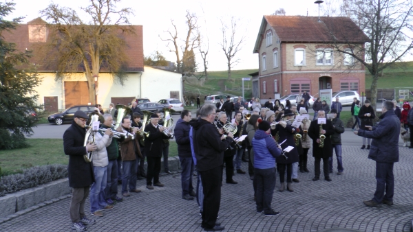 Stadtmusik Bad Saulgau beim Weihnachtsbaum in Bogenweiler