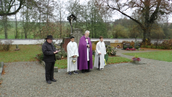 von links: Gerold Mnch, Pfr. Weber mit Ministranten