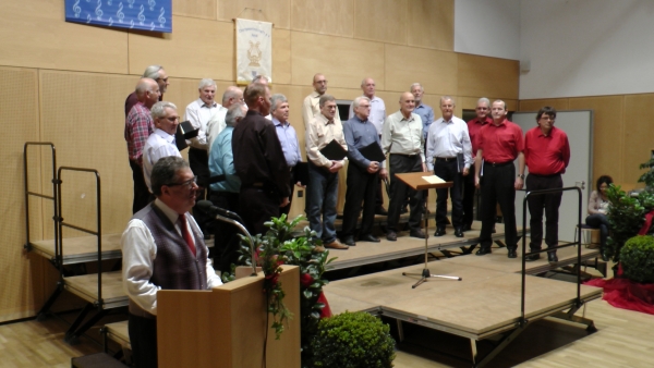 Der Mnnerchor MGV Frohsinn Blochingen mit Dirigent Roland Hoheisel-Gruler (ganz rechts) (Foto: Michael Kberle)