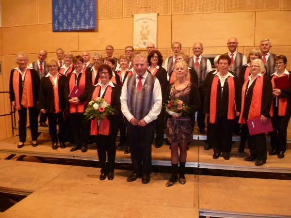 Die Sngerinnen und Snger der Chorgemeinschaft, vorne vl.: Rosa Assfalg, Anton Sulzer, Dirigentin Dorothe Ruoff (Foto: Michael Kberle)