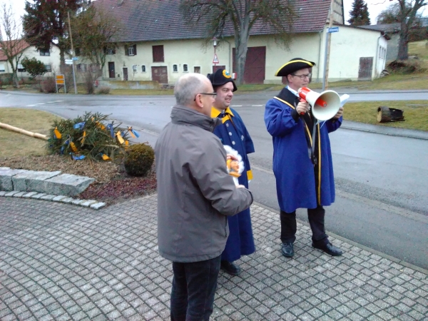 Wenige Zeit spter hat OV Ansgar Kleiner (links) den Schlssel zurckbekommen und im Hintergrund liegt der Narrenbaum (Foto: Michael Kberle)