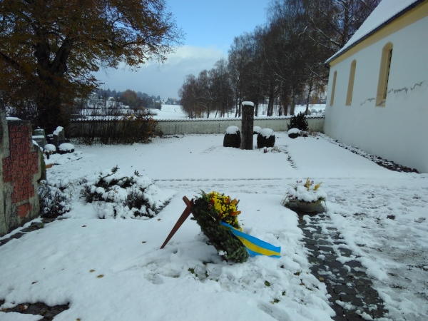 Kranz der Ortsverwaltung am Ehrenmal, weiter hinten Gedenkstein fr Opfer des Lagers in Sieen (Foto: Michael Kberle)