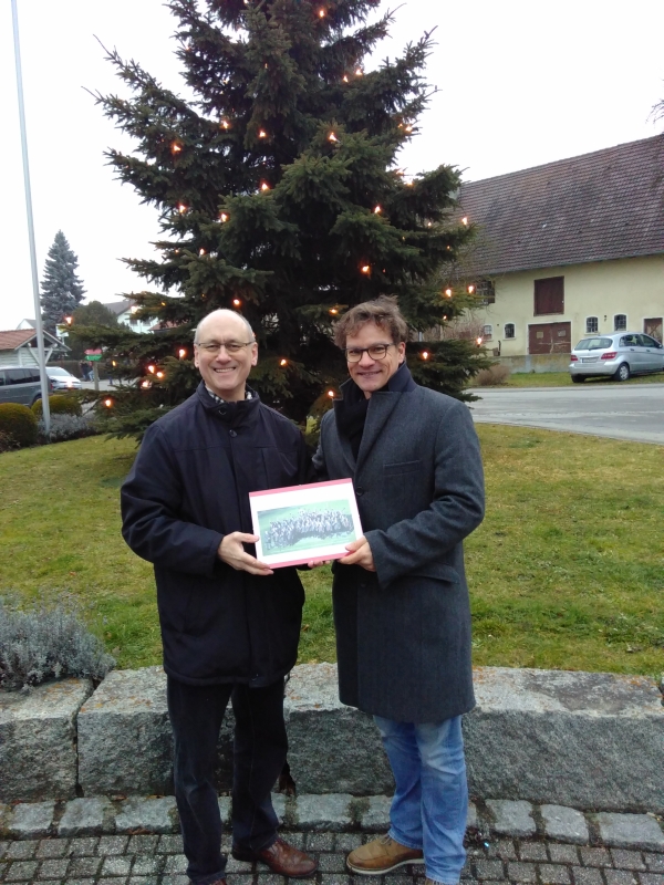 2. Vorsitzender Lutz (rechts) berreicht das Geschenk an OV Ansgar Kleiner (Foto: Michael Kberle)