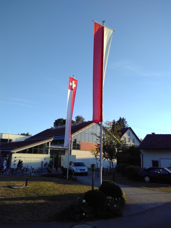 Neben der Flagge in den Stadtfarben von Bad Saulgau auch eine Flagge der Schweiz zur Begrung der Gste aus Gossau (Foto: Michael Kberle)