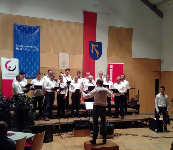 Singende Mnner Moosheim-Tissen mit Dirigent Michael Schenk (Foto: Michael Kberle)