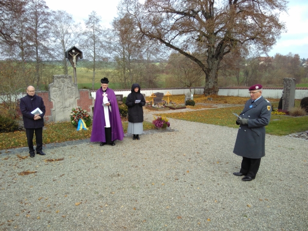 Ortsvorsteher Ansgar Kleiner (links), Pfarrer Franz-Xaver Weber (2.v.l.), Sr. Ulrika-Maria (3.v.l.), Siegfried Rau (4. v.l.) (Foto: Michael Kberle)