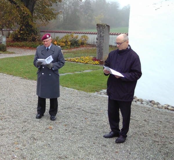 Siegfried Rau vom Volksbund Kriegsgrberfrsorge (links), Ortsvorsteher Ansgar Kleiner (links) (Foto: Michael Kberle)