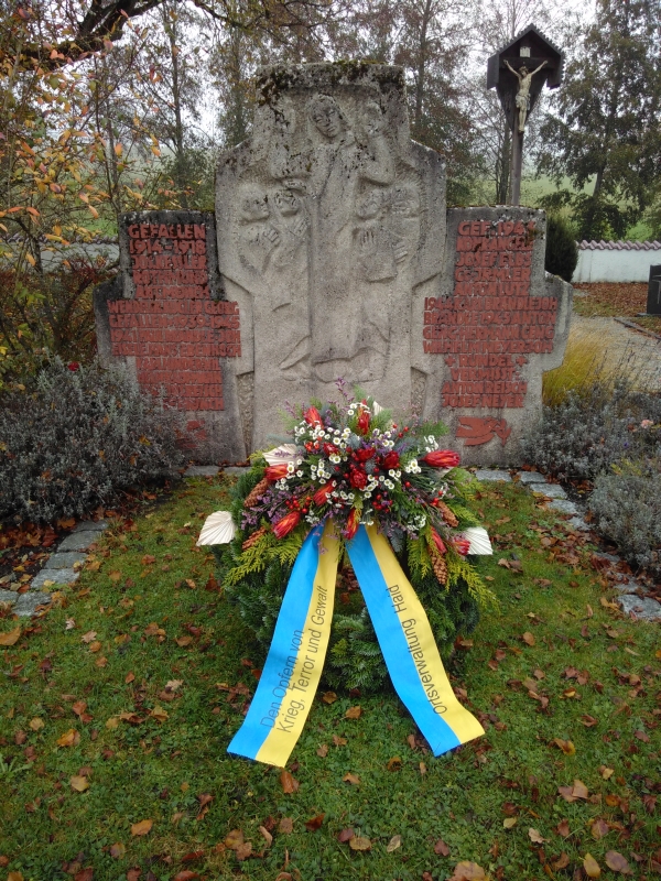 Kranz der Ortsverwaltung am Ehrenmal (Foto: Michael Kberle)