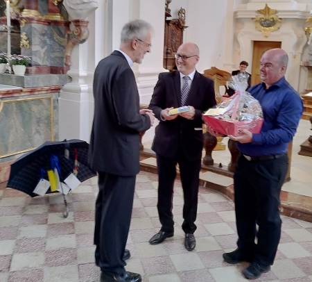 Verabschiedung Pfr. Weber in der Barockkirche Sieen: OV Ansgar Kleiner (Mitte) und OR Gerold Mnch (rechts) bergeben die Abschiedsgeschenke an Pfr. F. X. Weber (links), Foto: Michael Kberle