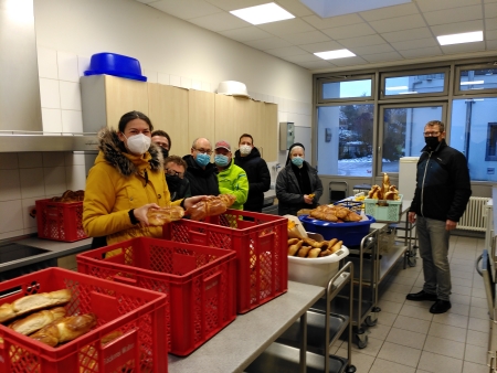Die Mitglieder des Ortschaftsrates und Stadtrte beim Vorbereiten und Aufteilen der Hefenikoluse (Foto: Michael Kberle)