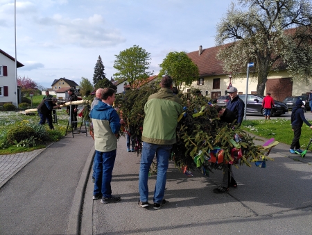 Kurz vor dem Aufstellen erhlt der Schmuck des Maibaums den Feinschliff (Foto: Michael Kberle)