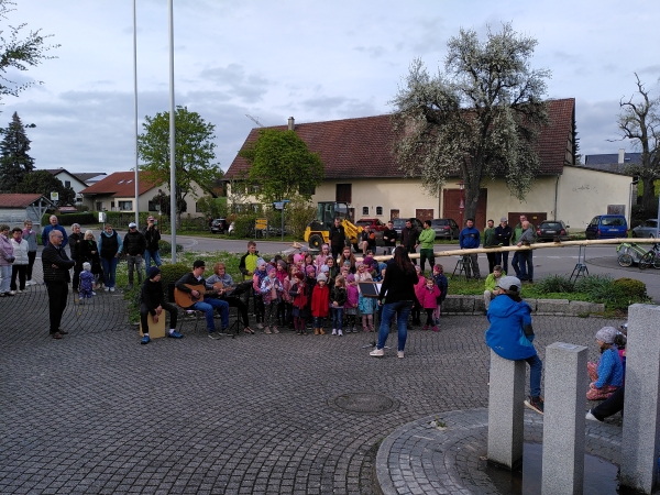 Der Kinderchor (Leitung: Andrea Hberle) singt zum Maibaumstellen (Foto: Michael Kberle)