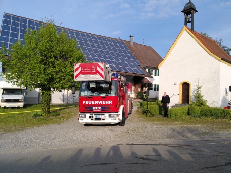 Bernd Gessler (vor der Josefskapelle) kommentiert den bungsablauf (Foto: Michael Kberle)