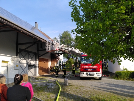 Das Drehleiterfahrzeug am bungsobjekt (Foto: Michael Kberle)