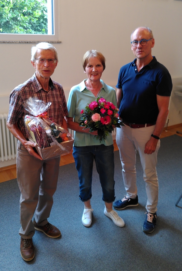 OV Ansgar Kleiner (rechts) bedankt sich bei Walter Fiegle (links) und Maria Fiegle (Mitte) mit Geschenken fr die langjhrige Arbeit (Foto: Michael Kberle)