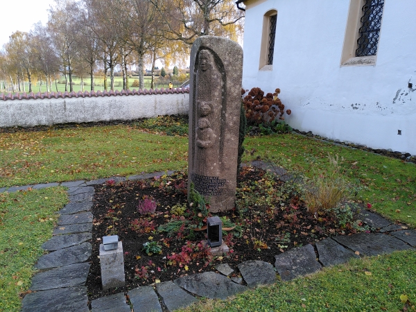 Gedenkmal fr die Opfer des Lagers in Sieen im Zweiten Weltkrieg - an diesem wurden in letzter Zeit kleinere Renovierungsarbeiten vorgenommen (Foto: Michael Kberle)