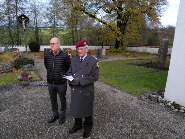 Siegfried Rau vom Volksbund Kriegsgrberfrsorge (rechts), Ortsvorsteher Ansgar Kleiner (links) (Foto: Michael Kberle)