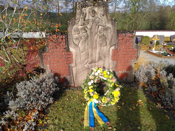 Kranz der Ortsverwaltung am Ehrenmal (Foto: Michael Kberle)