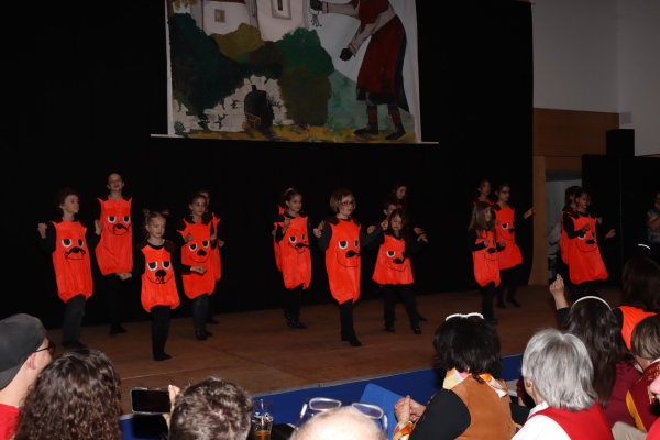 Ich frag die Maus beim Kindertanz in Bogenweiler (links hinter ihr) (Foto: Jo Maurer)