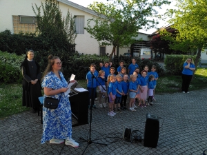 OV Denise Ummenhofer (2. von links) bei ihrer Ansprache, im Hintergrund der Kinderchor (Foto: Michael K�berle)